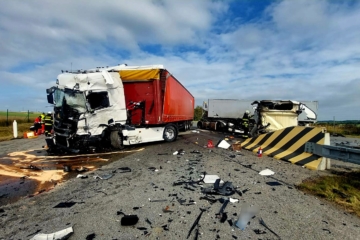 Vážná nehoda dvou kamionů u Tábora uzavřela dálnici D3
