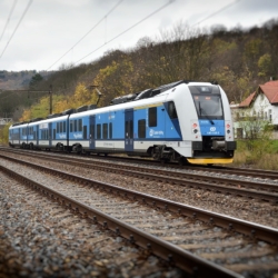 Vlak na Strakonicku usmrtil dva lidi a dva těžce zranil