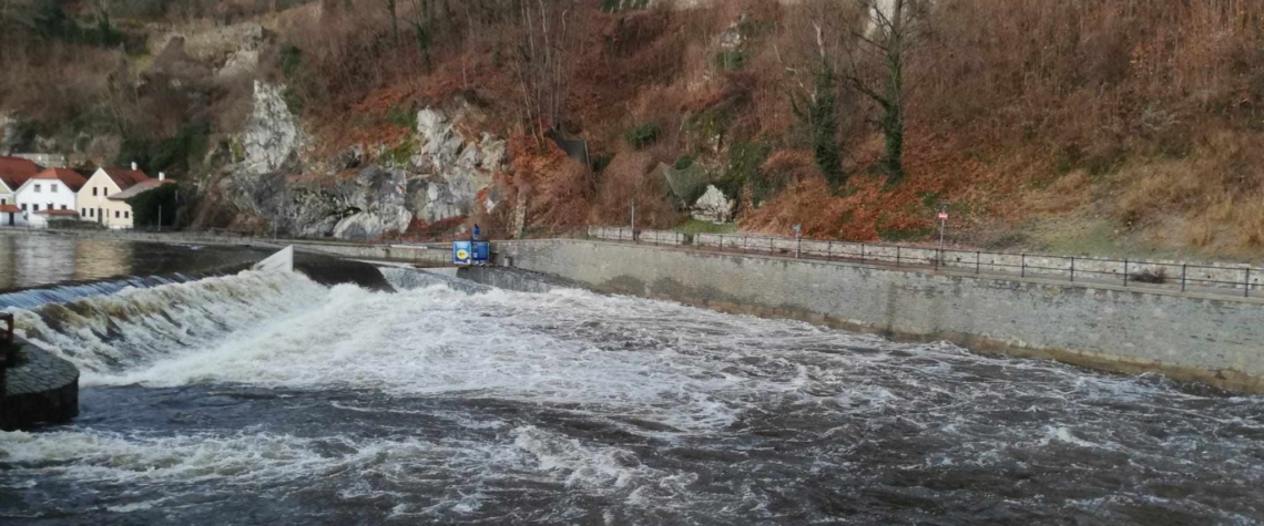 Vltava v Českém Krumlově zůstává na třetím povodňovém stupni, Situace na řekách se dál uklidňuje