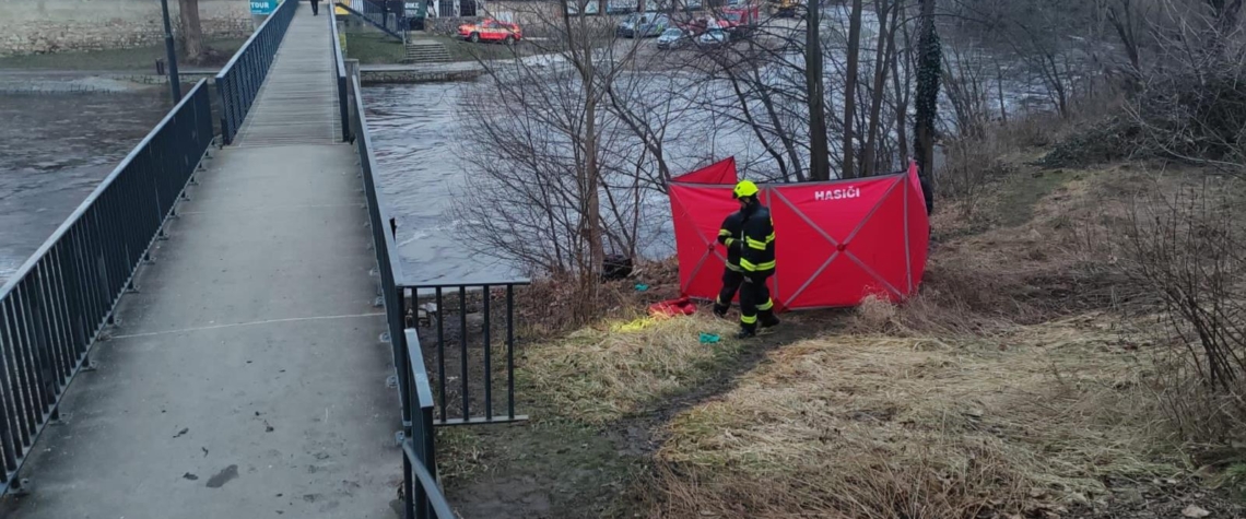 Umlátili kamaráda a vše chtěli maskovat požárem, Nález ostatků ohořelého lidského těla