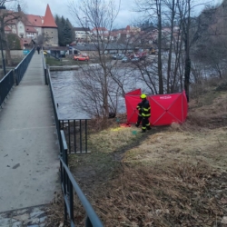 Umlátili kamaráda a vše chtěli maskovat požárem, Nález ostatků ohořelého lidského těla