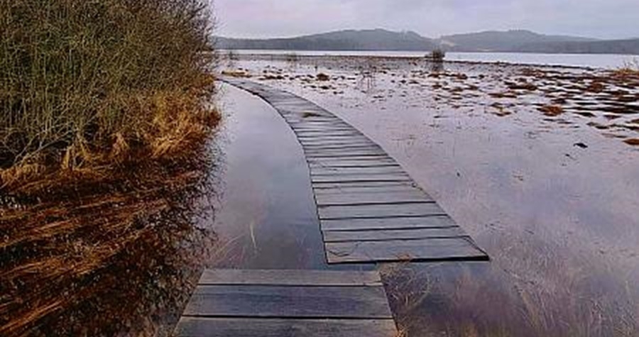 Déšť a tající sníh zavřel šumavskou stezku kolem Olšiny