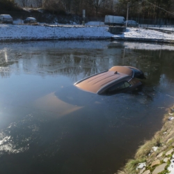 Řidička utopila auto. Nebezpečně vyhlížející nehoda se obešla bez zranění