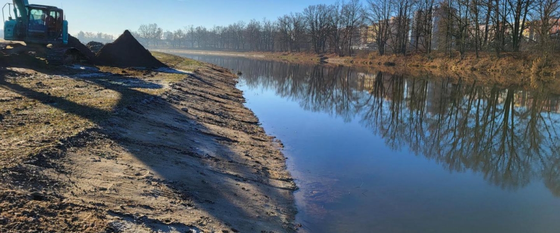 Opevnění břehů Vltavy si vyžaduje pozornost chodců a cyklistů