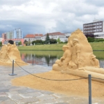 Náplavku u Kamenného mostu v Písku zdobí pískové sochy
