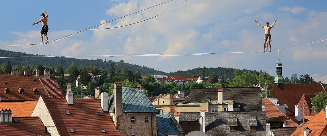 Český Krumlov zve na unikátní mezinárodní festival highlinerů a slacklinerů