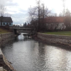 Opravou mostu v ulici Nežárecká si vyžádá snížení hladina vody Nežárce