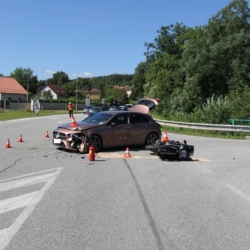 Střet motocyklu s vozidlem. Vážně zraněného motocyklistu transportoval z místa vrtulník