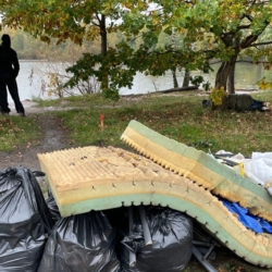 Českobudějovičtí bezdomovci uklízeli okolí rybníka Na Hlíně