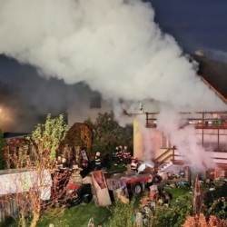 Jihočeští hasiči likvidují požár rodinného domu v Čimelicích