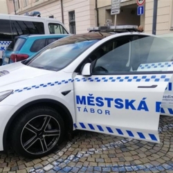 Městská policie Tábor má nový vůz značky TESLA Model Y