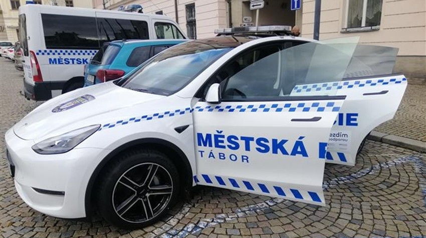 Městská policie Tábor má nový vůz značky TESLA Model Y