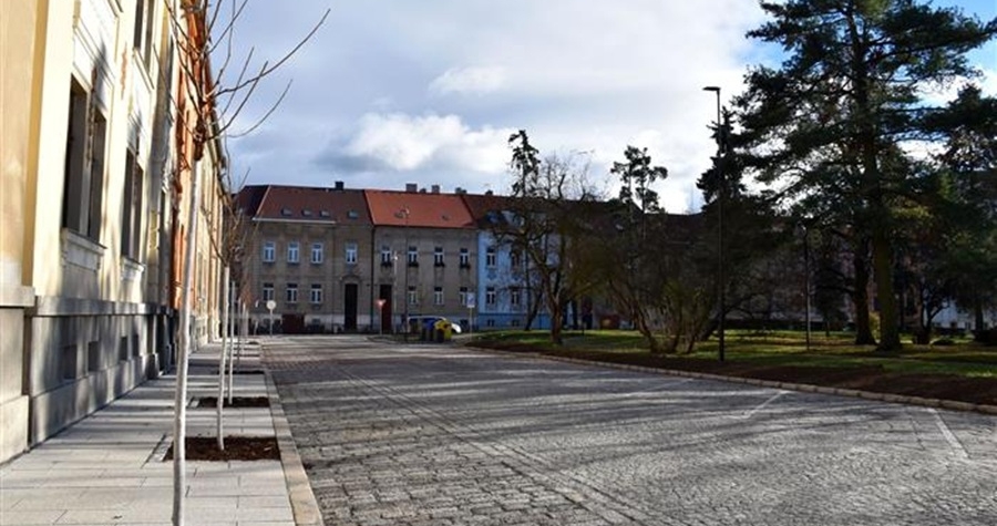 Rekonstrukce severní části Husova náměstí v Písku je hotova