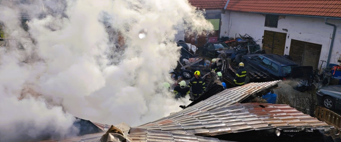 Požár v Neplachově. Oheň z hořících aut se rozšířil na dům