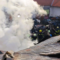 Požár v Neplachově. Oheň z hořících aut se rozšířil na dům