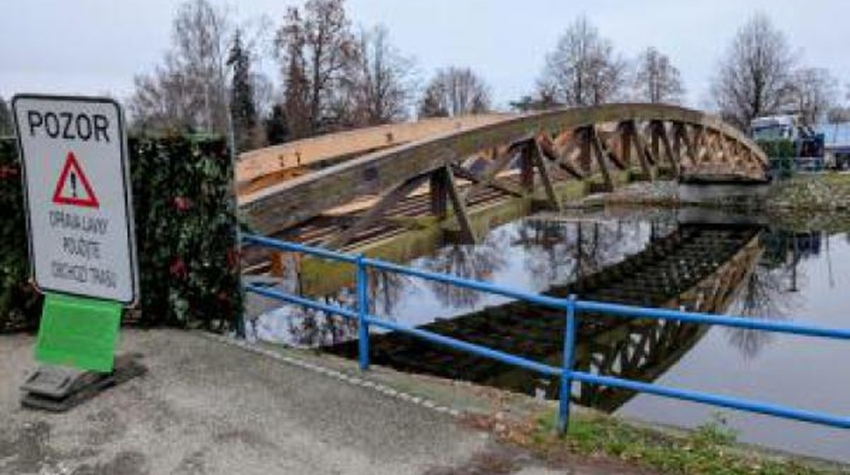 V Českých Budějovicích sundal jeřád lávku přes Malši