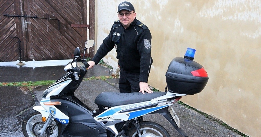 Táborští strážníci předali do policejního muzea svůj elektrický skútr