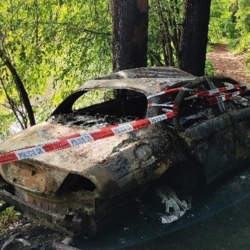 Muž na Písecku ukradl Jaguar, který potom v lese zapálil