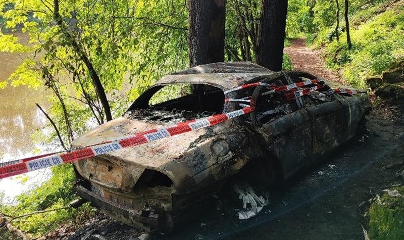 Muž na Písecku ukradl Jaguar, který potom v lese zapálil