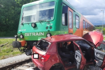 Žena vjela na železniční přejezd, kde se srazila s vlakem