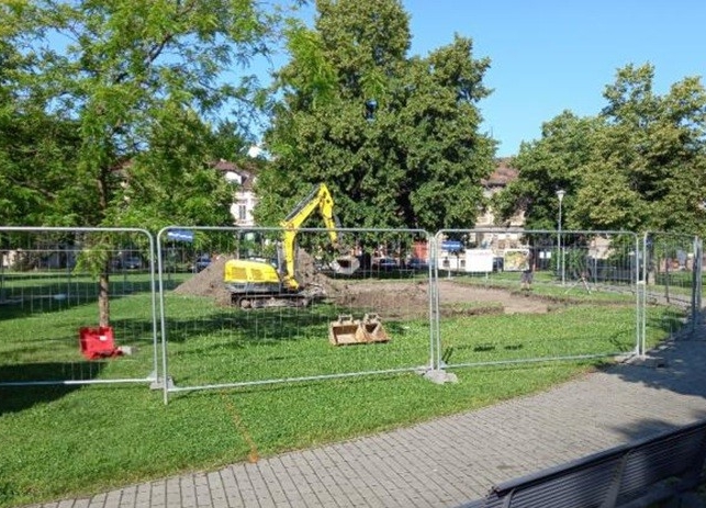 Na Palackého náměstí v Budějovicích vzniká dětské hřiště v kombinaci s workoutem