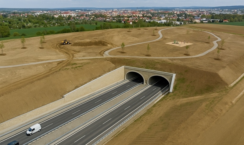 Park a hřiště nad tunelem D3. Pohůrka se mění k lepšímu