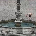 Muž skákal salta do kašny na náměstí v Táboře