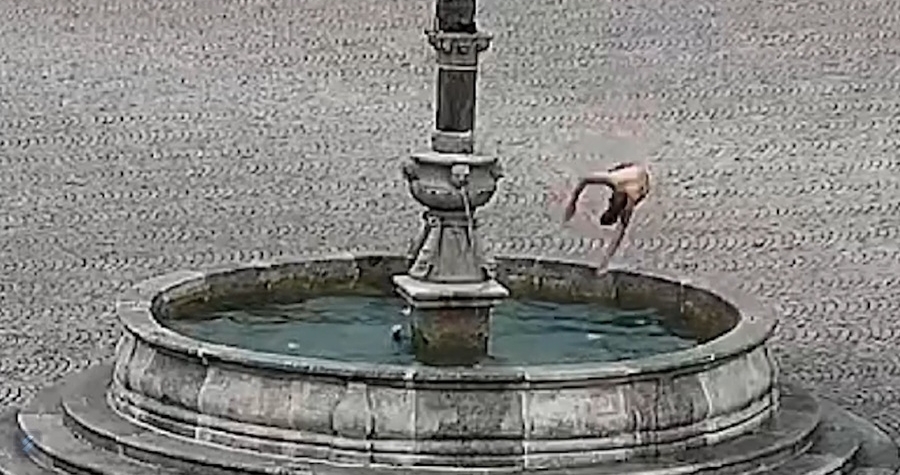 Muž skákal salta do kašny na náměstí v Táboře